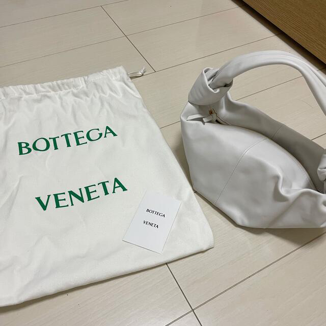 Bottega Veneta(ボッテガヴェネタ)の新品未使用　ボッテガべネタ　ミニバッグ　ホワイト レディースのバッグ(ハンドバッグ)の商品写真