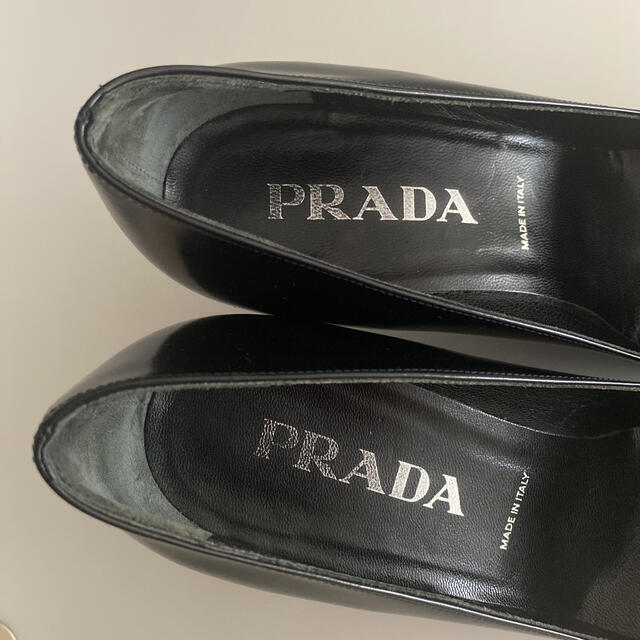 PRADA(プラダ)の1度だけ着用 PRADA プラダ エナメル パンプス 約25㎝（38.5） レディースの靴/シューズ(ハイヒール/パンプス)の商品写真