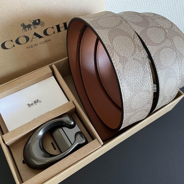 COACH(コーチ)の正規品コーチスカルプテッドシグネチャーフリーサイズリバーシブルベルトギフト箱付き メンズのファッション小物(ベルト)の商品写真