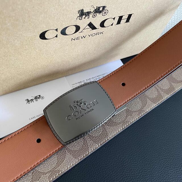 COACH(コーチ)の新品正規品COACHシグネチャーフリーサイズリバーシブルベルトギフト箱付き メンズのファッション小物(ベルト)の商品写真