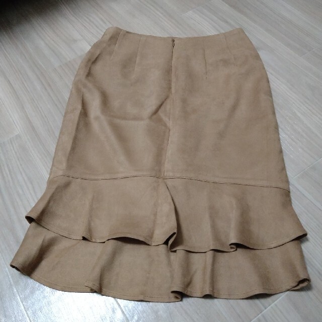 JUSGLITTY(ジャスグリッティー)のイング　スウェード調　バックフリル　スカート レディースのスカート(ひざ丈スカート)の商品写真