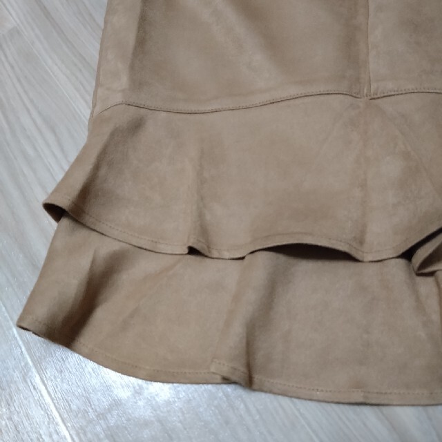 JUSGLITTY(ジャスグリッティー)のイング　スウェード調　バックフリル　スカート レディースのスカート(ひざ丈スカート)の商品写真