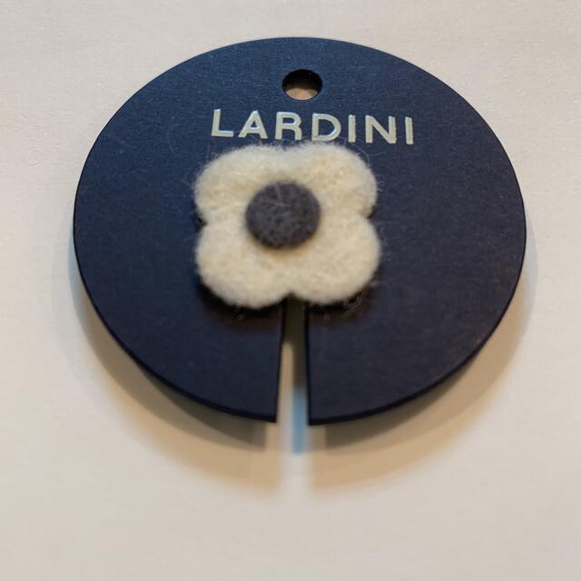 BEAMS(ビームス)の【専用】LARDINI　ラルディー二ブートニエールラペルピンアイボリー／グレー  メンズのアクセサリー(その他)の商品写真