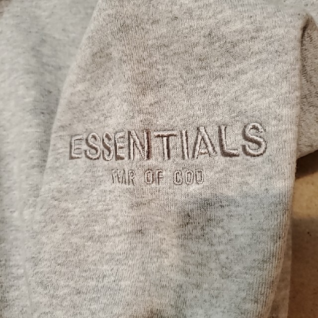 FEAR OF GOD(フィアオブゴッド)のFEAROFGOD ESSENTIALS バックロゴスウェット (グレー/S) メンズのトップス(スウェット)の商品写真