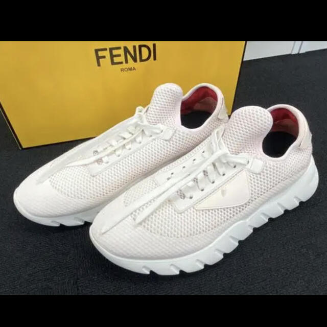 FENDI(フェンディ)の【最終値下】フェンディ　メンズスニーカー　サイズ7  クリーニング済　訳あり メンズの靴/シューズ(スニーカー)の商品写真