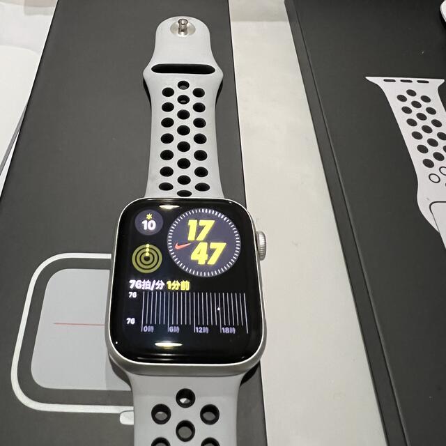 Apple Watch(アップルウォッチ)の◆Apple WatchNIKE SE GPS シルバー44mm ナイキ スマホ/家電/カメラのスマートフォン/携帯電話(その他)の商品写真