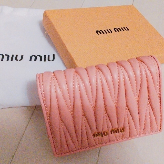 miumiu ピンク 2つ折り 財布
