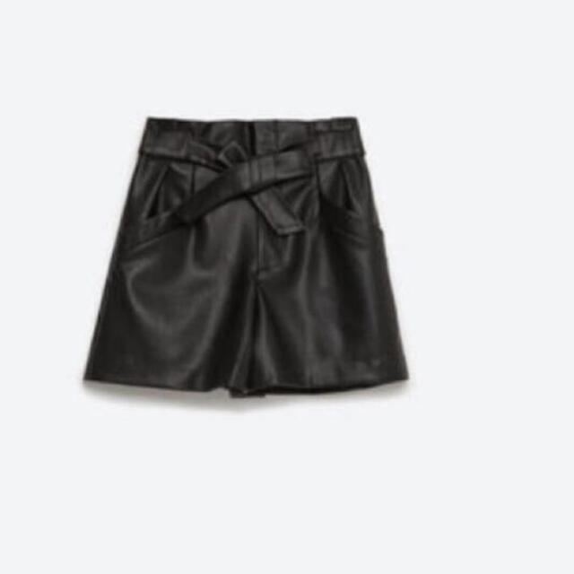 ZARA(ザラ)のZARA フェイクレザーリボンバミューダショートパンツ　XS レディースのパンツ(ショートパンツ)の商品写真