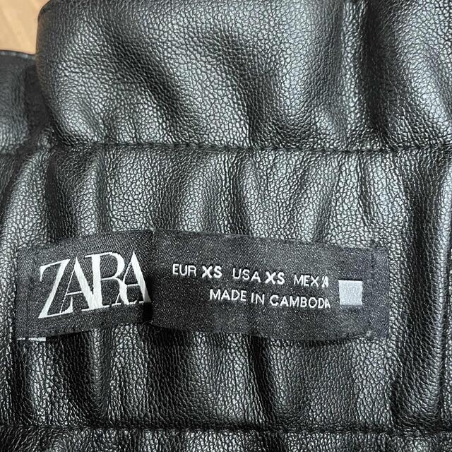 ZARA(ザラ)のZARA フェイクレザーリボンバミューダショートパンツ　XS レディースのパンツ(ショートパンツ)の商品写真