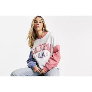 エイソス(asos)のASOS DESIGN オーバーサイズ カリフォルニア・バーシティ・スウェット(トレーナー/スウェット)