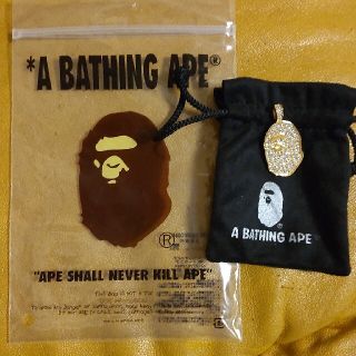 アベイシングエイプ(A BATHING APE)の本物。A BATHING APE エイプペンダントトップ ゴールドメッキ (ネックレス)