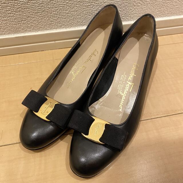 Salvatore Ferragamo(サルヴァトーレフェラガモ)のフェラガモ パンプス 黒 レディースの靴/シューズ(ハイヒール/パンプス)の商品写真