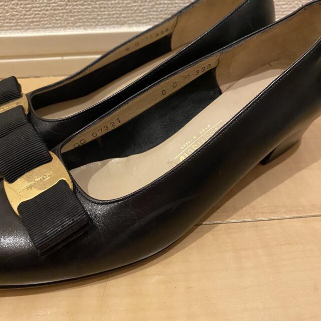 Salvatore Ferragamo(サルヴァトーレフェラガモ)のフェラガモ パンプス 黒 レディースの靴/シューズ(ハイヒール/パンプス)の商品写真