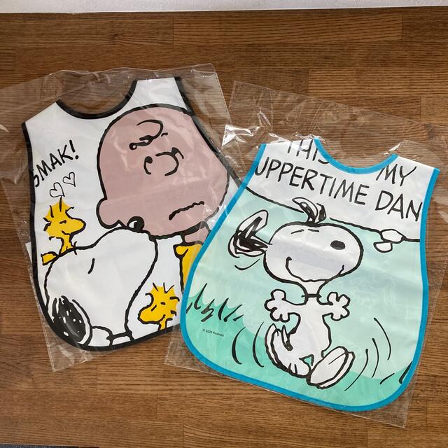 SNOOPY(スヌーピー)の【新品】スヌーピー　お食事エプロン　スタイ　２枚組 キッズ/ベビー/マタニティの授乳/お食事用品(お食事エプロン)の商品写真