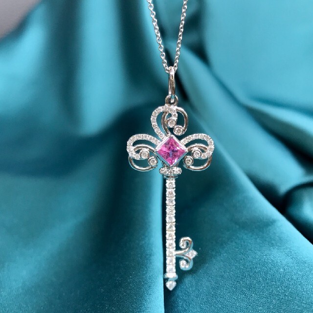 【送料無料】 カギモチーフ　天然ダイヤモンド付きピンクサファイアネックレスk18 ネックレス