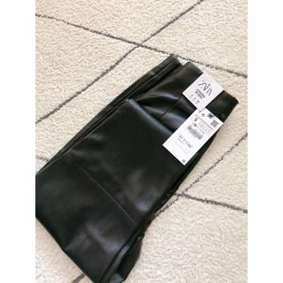 ザラ(ZARA)の新品　レザー風パンツ(その他)