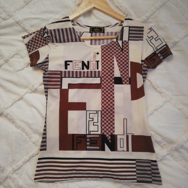 FENDI(フェンディ)のFENDI　Tシャツ　フェンディ　ロゴ　レディース レディースのトップス(Tシャツ(半袖/袖なし))の商品写真