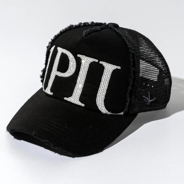 1piu1uguale3(ウノピゥウノウグァーレトレ)の 1PIU1UGUALE3 RELAX スパンコールビッグロゴキャップ ブラック メンズの帽子(キャップ)の商品写真