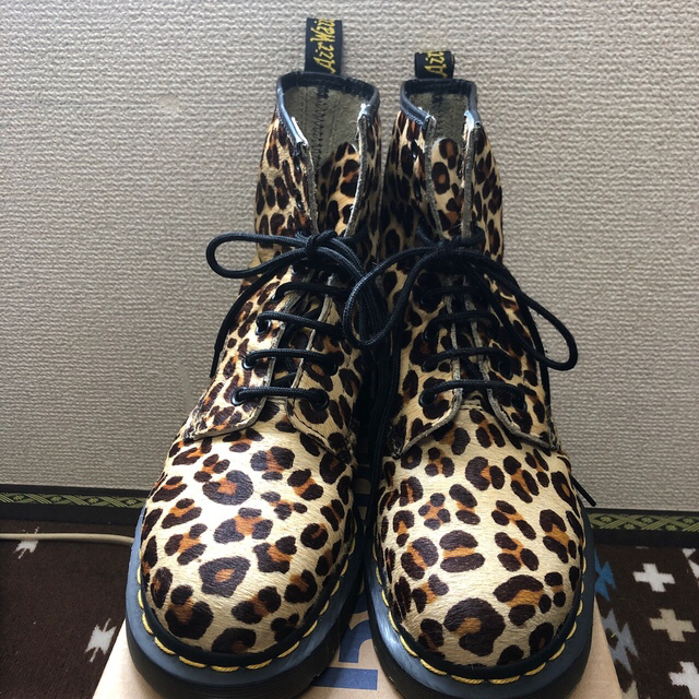 Dr.Martens(ドクターマーチン)の⭐️最終セール⭐️Dr.マーチン　ヒョウ柄　ハラコ　8ホール レディースの靴/シューズ(ブーツ)の商品写真