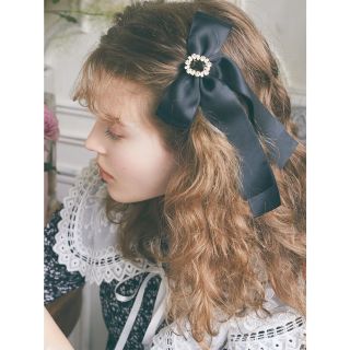 メゾンドフルール(Maison de FLEUR)のMaison de FLEUR ビジューサテンリボンバレッタ(バレッタ/ヘアクリップ)