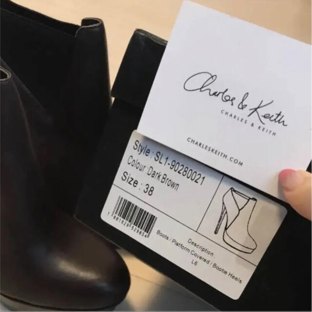 Charles and Keith(チャールズアンドキース)の【新品未使用】24㎝ CHARLES & KEITH ショートブーツ レディースの靴/シューズ(ブーティ)の商品写真