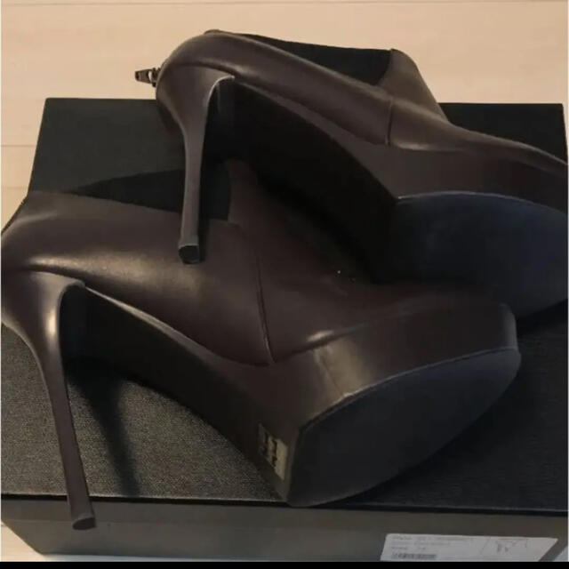 Charles and Keith(チャールズアンドキース)の【新品未使用】24㎝ CHARLES & KEITH ショートブーツ レディースの靴/シューズ(ブーティ)の商品写真