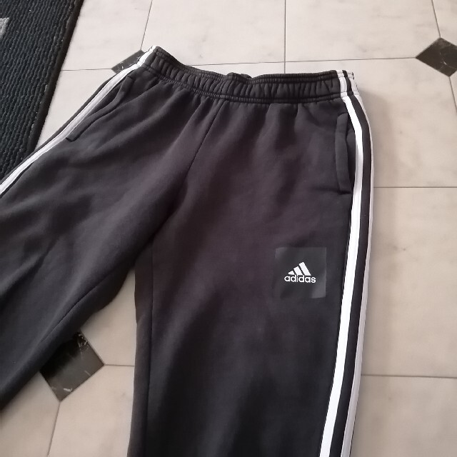 adidas(アディダス)の中古 adidas マストハブ 3ストライプス パンツ ブラック 160サイズ キッズ/ベビー/マタニティのキッズ服男の子用(90cm~)(パンツ/スパッツ)の商品写真