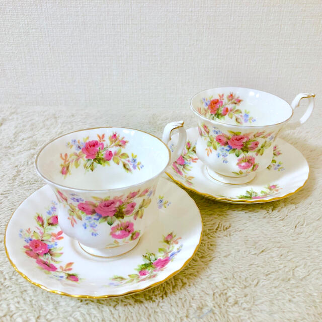 ROYAL ALBERT(ロイヤルアルバート)の新品ロイヤルアルバートモスローズシリーズ ペアカップ＆ソーサー２客セット薔薇 インテリア/住まい/日用品のキッチン/食器(グラス/カップ)の商品写真