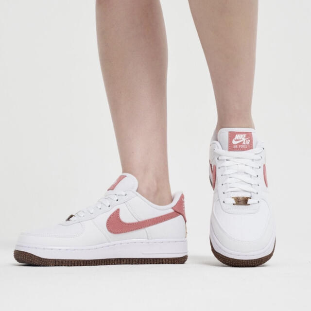 NIKE(ナイキ)の24.5㎝ NIKE エアフォース1 '07 SE ホワイト ピンク AF1 レディースの靴/シューズ(スニーカー)の商品写真