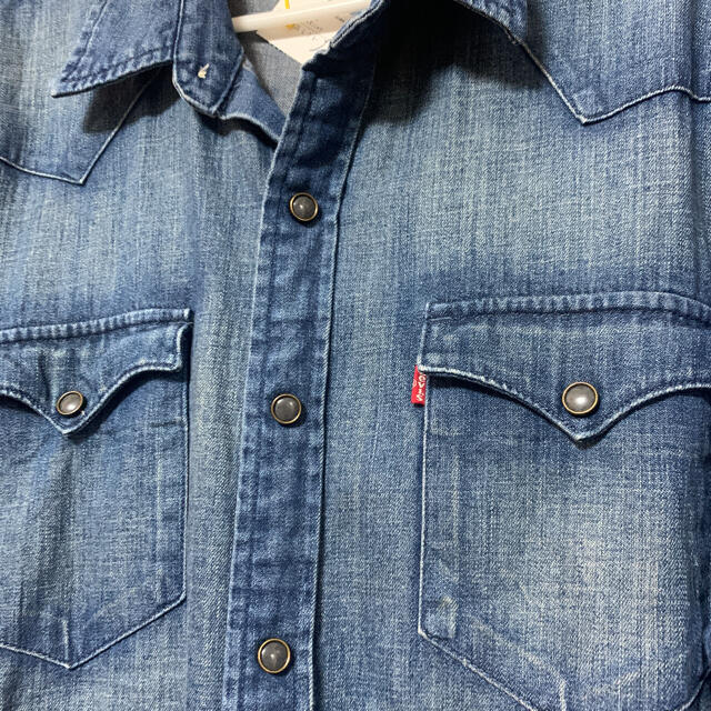 Levi's(リーバイス)のリーバイス デニムシャツ　ブルーウォッシュ　スナップボタン　Mサイズ　古着 メンズのトップス(シャツ)の商品写真