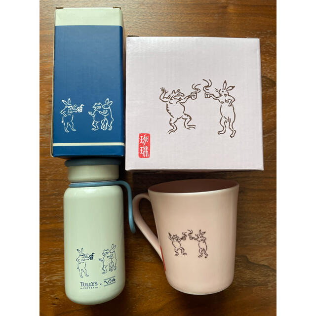 TULLY'S COFFEE(タリーズコーヒー)の鳥獣戯画フタ付マグ（ピンク）＆ステンレスミニボトル（鳥獣戯画） インテリア/住まい/日用品のキッチン/食器(グラス/カップ)の商品写真