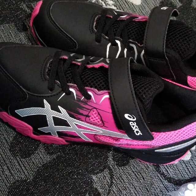 asics(アシックス)のasics22.5新品未使用 キッズ/ベビー/マタニティのキッズ靴/シューズ(15cm~)(スニーカー)の商品写真