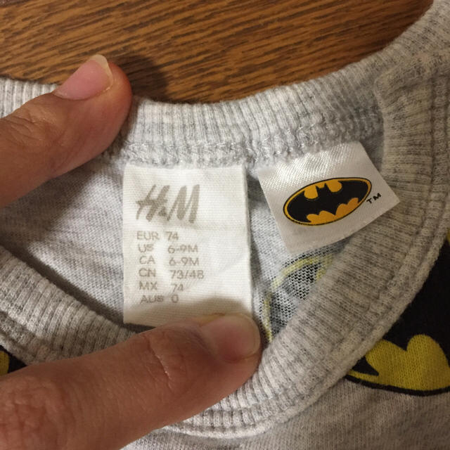 H&M(エイチアンドエム)の専用 感謝値下げ！H&M☆バッドマン☆ロンＴ☆２枚セット☆6～9M キッズ/ベビー/マタニティのベビー服(~85cm)(Ｔシャツ)の商品写真