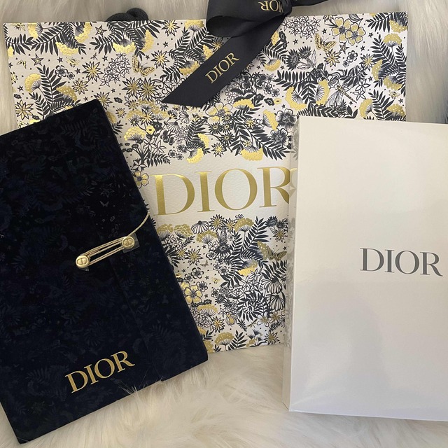 Christian Dior(クリスチャンディオール)のDior ホリデー2021 限定ノベルティ手帳型ノート今年のはゴージャス レディースのファッション小物(ポーチ)の商品写真