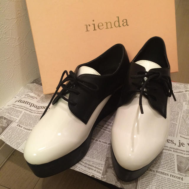 rienda(リエンダ)のrienda エナメルバイカラーオックスフォード レディースの靴/シューズ(ローファー/革靴)の商品写真