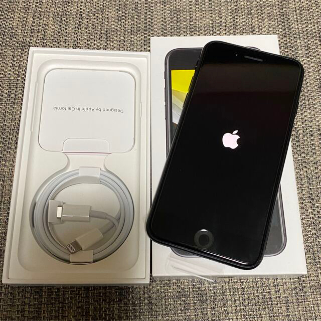 Apple(アップル)のiPhone SE 第2世代 64GB ブラック SIMロック解除済 スマホ/家電/カメラのスマートフォン/携帯電話(スマートフォン本体)の商品写真