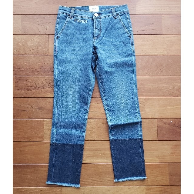 新品>FENDIフェンディ バイカラージーンズ裾フリンジ 8Y