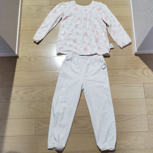 UNIQLO(ユニクロ)の㉙パジャマ 白 花柄 110 キッズ/ベビー/マタニティのキッズ服女の子用(90cm~)(パジャマ)の商品写真