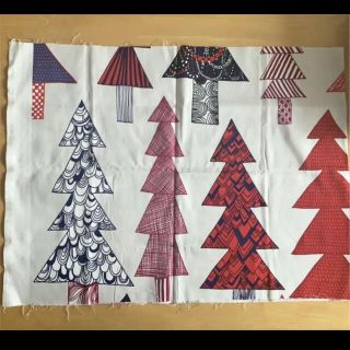 新品★レア　marimekko はぎれ生地　クーシコッサ　赤　クリスマスツリー