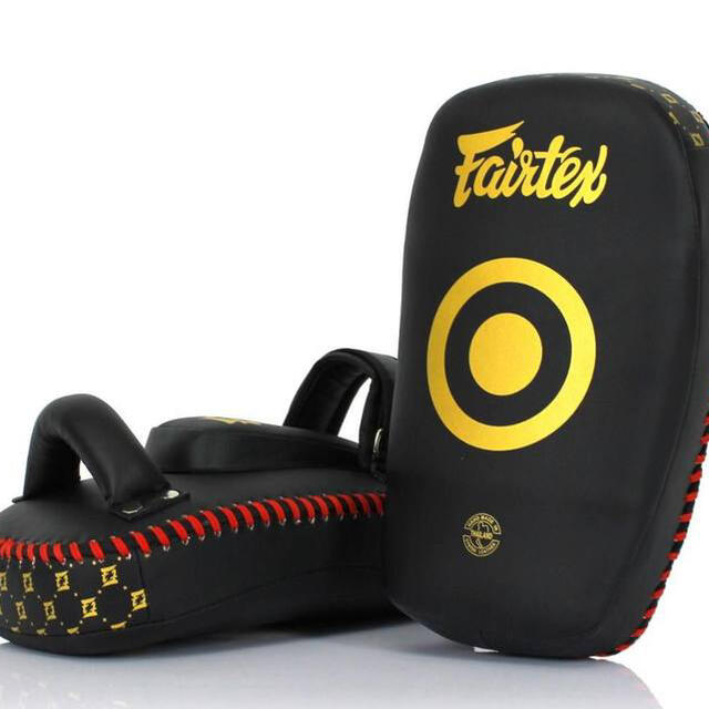 新品】fairtex キックミット KPLC6 Black/Gordの通販 by NAK ムエタイ ...