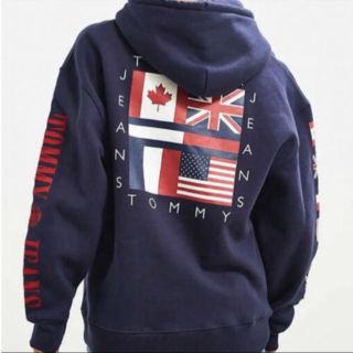 トミーヒルフィガー(TOMMY HILFIGER)のTOMMY JEANS/トミージーンズ ロゴフラッグフーディー スリーブ刺繍(パーカー)