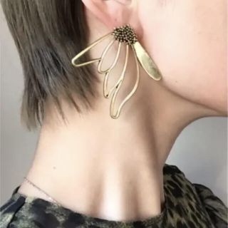 アメリヴィンテージ(Ameri VINTAGE)の【フラワーアシメトリー 】インポートピアス zara papillonner (ピアス)