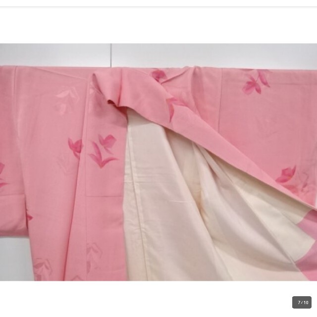 正絹　草花模様　刺繍 かわいい　高級　小紋　着物　身丈155cm　裄63.5cm レディースの水着/浴衣(着物)の商品写真