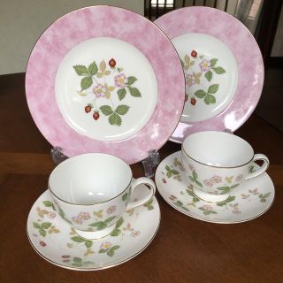 ウェッジウッド(WEDGWOOD)の【美品】ウェッジウッド★ワイルドストロベリー★リーシェイプ　トリオペア(食器)