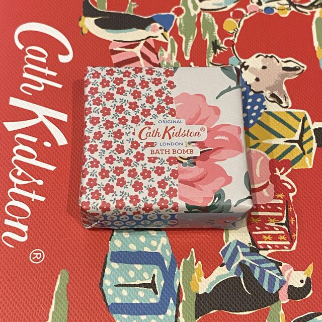 Cath Kidston(キャスキッドソン)のキャスキッドソン　バスボム　レッドベリーシダーウッド コスメ/美容のボディケア(入浴剤/バスソルト)の商品写真