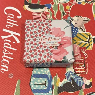 キャスキッドソン(Cath Kidston)のキャスキッドソン　バスボム　レッドベリーシダーウッド(入浴剤/バスソルト)