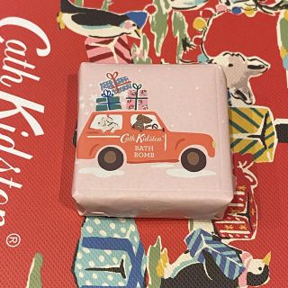 キャスキッドソン(Cath Kidston)のキャスキッドソン　バスボム　レッドベリーシダーウッド(入浴剤/バスソルト)