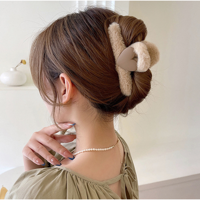 レディース ヘアクリップ もこもこ バンスクリップ 大きめ ヘアアクセ ベージュ レディースのヘアアクセサリー(その他)の商品写真