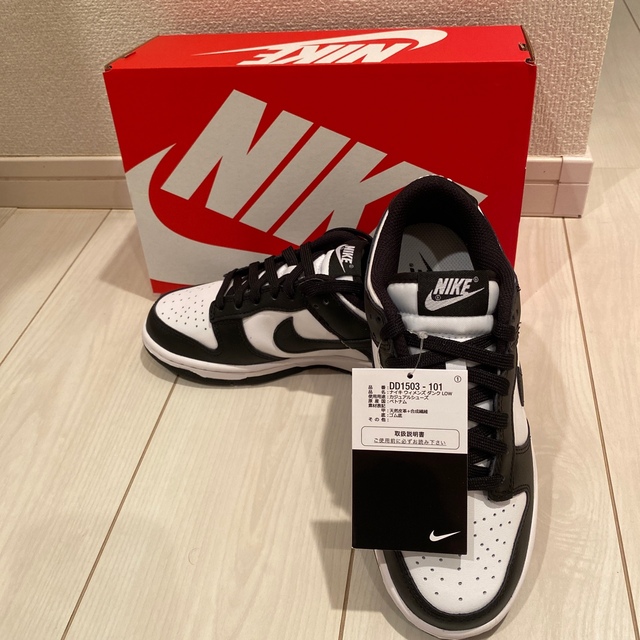 NIKE WMNS DUNK LOW WHITE/BLACK 22.5 レディースの靴/シューズ(スニーカー)の商品写真