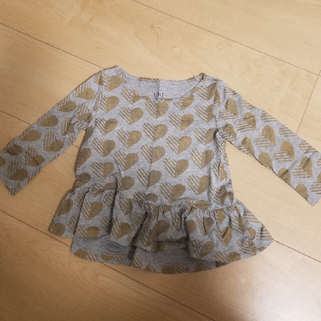 babyGAP(ベビーギャップ)の【GAP】ハート柄裾フリルTシャツ キッズ/ベビー/マタニティのベビー服(~85cm)(Ｔシャツ)の商品写真